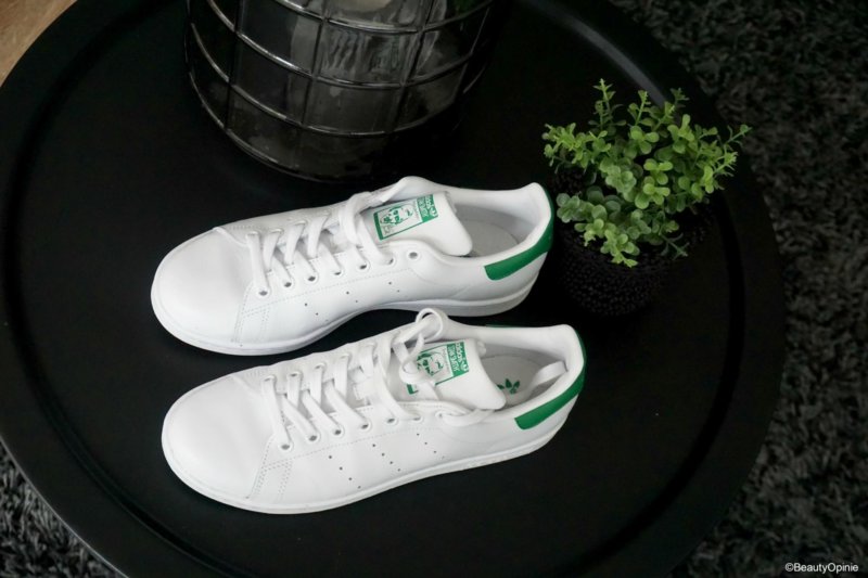 witte nieuwe sneakers